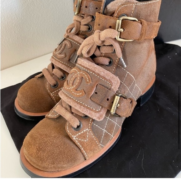 100% Authentic Chanel Brown Suede Combat Boots size 37.5 / 7 w/ BOX and dust bag - Picture 6 of 11